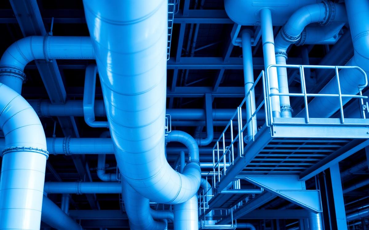 Racks de piping industrial con tuberías y plataformas de acceso